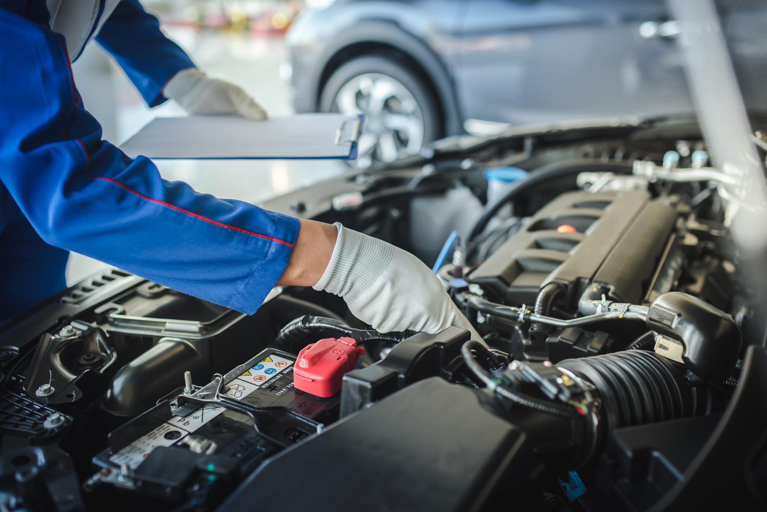 cropped-image-handsome-mechanic-uniform-is-working-auto-service-car-repair-maintenance-min cropped-image-handsome-mechanic-uniform-is-working-auto-service-car-repair-maintenance-min